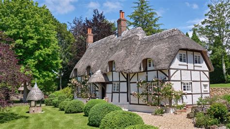 Qu thatched Cottage! An Enchanting Tale of Simplicity, Love, and Fate in 14th-Century Vietnam?